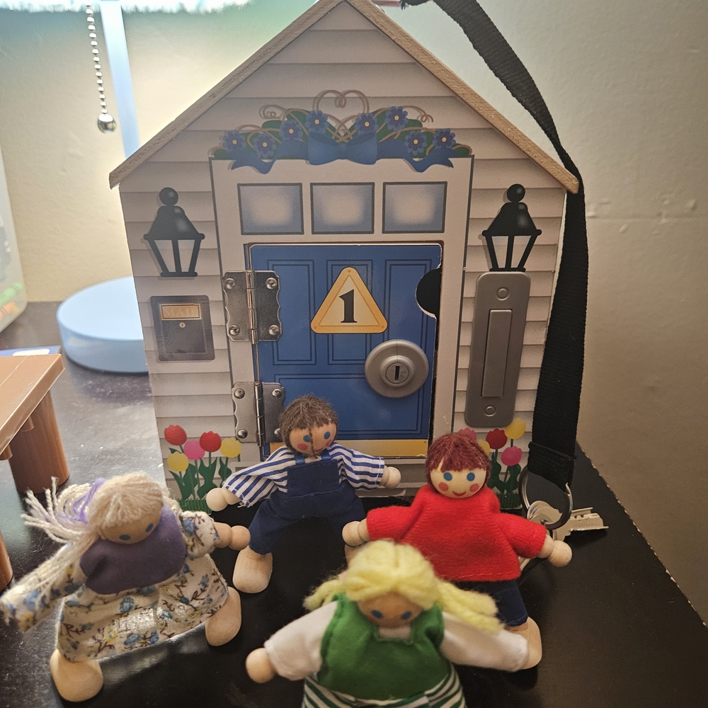 Melissa & Doug Blue Lock House with Colorful Dolls